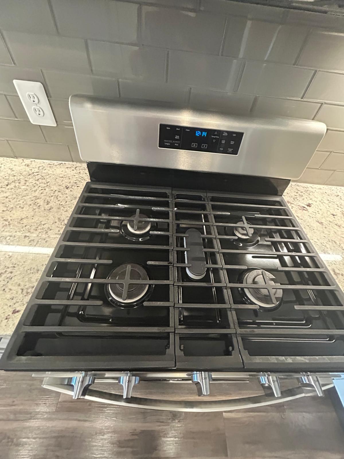 Stainless steel gas range with cast iron grates cleaned